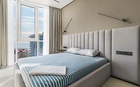 Luxury Waterfront 3-Bedrooms Apartment